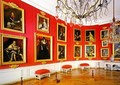 Хранилище картин и выставочные залы в частной картинной галерее